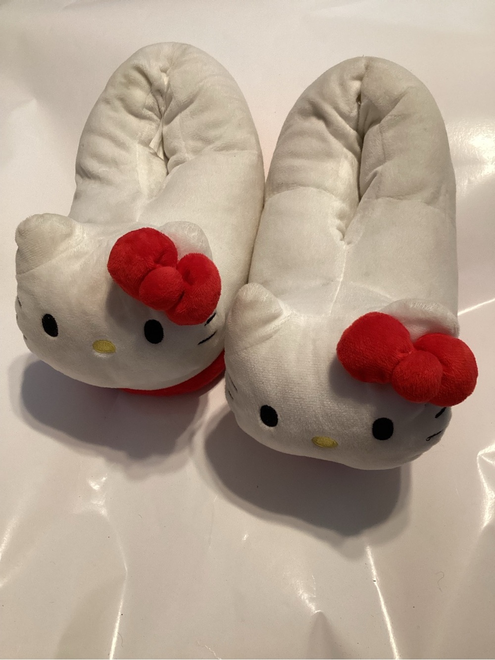 Sanrio Hello Kitty White Plush Slippers Red Bow Women's Medium Size 7-8.5